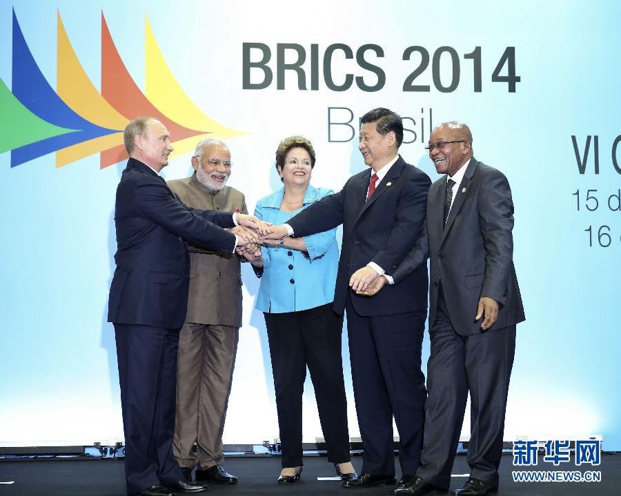 7月15日，國家主席習近平在巴西福塔萊薩出席金磚國家領(lǐng)導(dǎo)人第六次會晤。這是金磚國家領(lǐng)導(dǎo)人集體合影。 新華社記者蘭紅光攝 