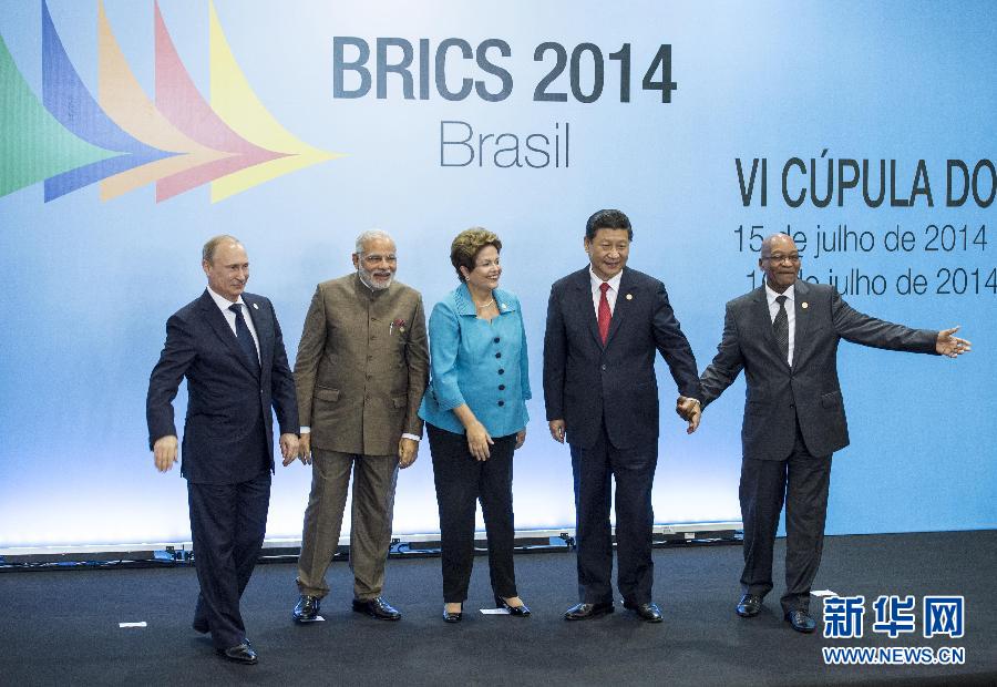 7月15日，國家主席習近平在巴西福塔萊薩出席金磚國家領(lǐng)導(dǎo)人第六次會晤。這是金磚國家領(lǐng)導(dǎo)人集體合影。 新華社記者王曄攝  