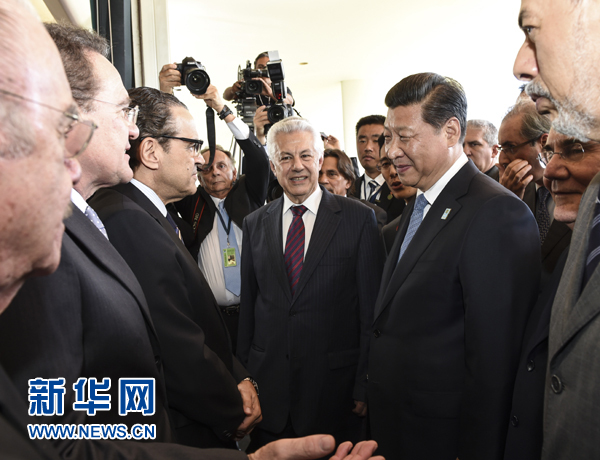 7月16日，國家主席習近平在巴西利亞會見巴西參議長卡列羅斯和眾議長阿爾維斯。這是兩院議長迎接習近平主席，并介紹議員代表。 新華社記者李學仁 攝 