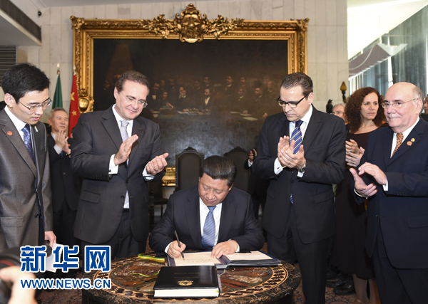 7月16日，國家主席習近平在巴西利亞會見巴西參議長卡列羅斯（前排左二）和眾議長阿爾維斯（前排右二）。這是習近平應邀為參眾兩院題詞。新華社記者 李學仁 攝 