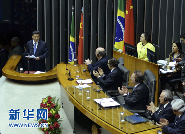 7月16日，國家主席習近平在巴西國會發(fā)表《弘揚傳統(tǒng)友好共譜合作新篇》的演講。 新華社記者 劉建生 攝