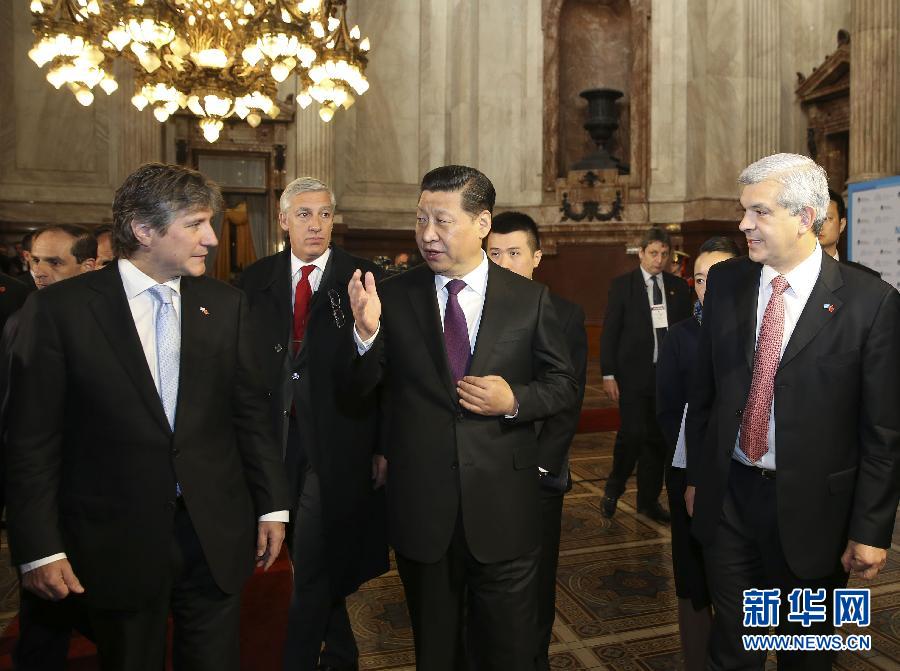 當(dāng)?shù)貢r(shí)間7月19日，國家主席習(xí)近平在布宜諾斯艾利斯會見阿根廷副總統(tǒng)兼參議長布杜（前左）和眾議長多明格斯（前右）。 新華社記者丁林?jǐn)z 