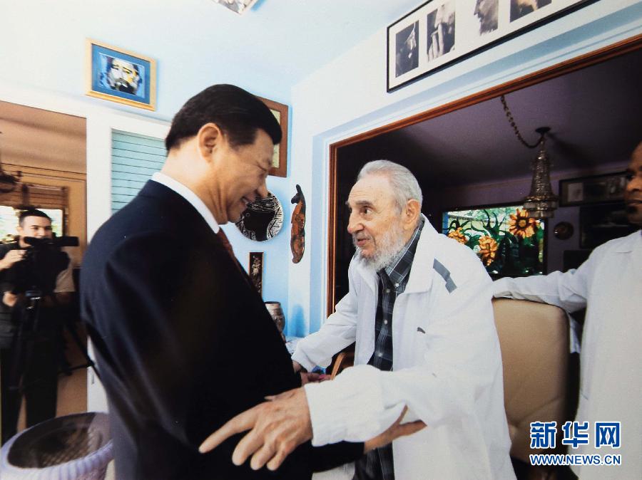 當(dāng)?shù)貢r(shí)間7月22日，國(guó)家主席習(xí)近平在哈瓦那親切探望古巴革命領(lǐng)袖菲德?tīng)?middot;卡斯特羅。 新華社發(fā)