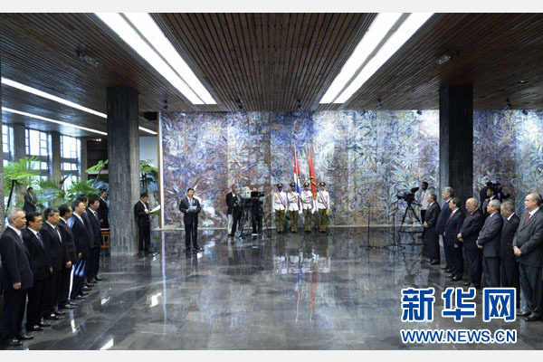 當(dāng)?shù)貢r(shí)間7月22日，國家主席習(xí)近平在哈瓦那接受古巴政府授予的“何塞·馬蒂”勛章。古巴國務(wù)委員會(huì)主席兼部長會(huì)議主席勞爾·卡斯特羅為習(xí)近平佩戴勛章。新華社記者馬占成攝