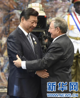 當(dāng)?shù)貢r(shí)間7月22日，國家主席習(xí)近平在哈瓦那接受古巴政府授予的“何塞·馬蒂”勛章。古巴國務(wù)委員會(huì)主席兼部長會(huì)議主席勞爾·卡斯特羅為習(xí)近平佩戴勛章。新華社記者馬占成攝