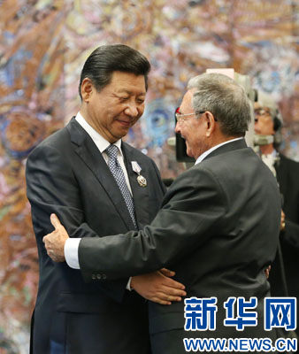 當(dāng)?shù)貢r(shí)間7月22日，國家主席習(xí)近平在哈瓦那接受古巴政府授予的“何塞·馬蒂”勛章。古巴國務(wù)委員會(huì)主席兼部長會(huì)議主席勞爾·卡斯特羅為習(xí)近平佩戴勛章。新華社記者劉衛(wèi)兵攝