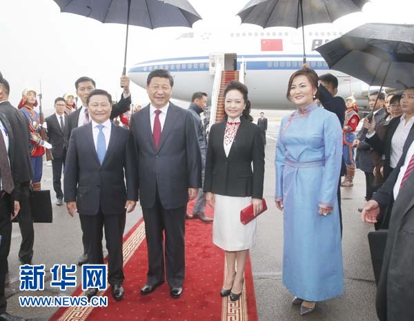8月21日，國家主席習(xí)近平抵達(dá)烏蘭巴托，開始對蒙古國進(jìn)行國事訪問。習(xí)近平和夫人彭麗媛在機(jī)場受到蒙古國總理阿勒坦呼亞格夫婦熱情迎接。新華社記者鞠鵬攝 