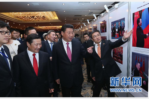 8月22日，國家主席習(xí)近平在烏蘭巴托與蒙古國總理阿勒坦呼亞格共同出席中蒙經(jīng)貿(mào)合作回顧展開幕式。 新華社記者 龐興雷 攝 