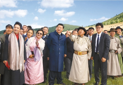 　　八月二十二日，國家主席習(xí)近平在蒙古國總統(tǒng)額勒貝格道爾吉陪同下前往烏蘭巴托市郊觀看那達慕。這是習(xí)近平和夫人彭麗媛同額勒貝格道爾吉夫婦觀看表演。新華社記者　鞠鵬攝