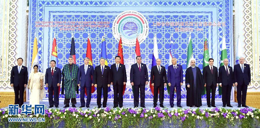 9月12日，上海合作組織成員國元首理事會第十四次會議在塔吉克斯坦首都杜尚別舉行。國家主席習近平出席會議并發(fā)表重要講話。這是與會成員國元首、觀察員國領導人或代表、主席國客人以及有關國際和地區(qū)組織代表集體合影。新華社記者李濤攝 