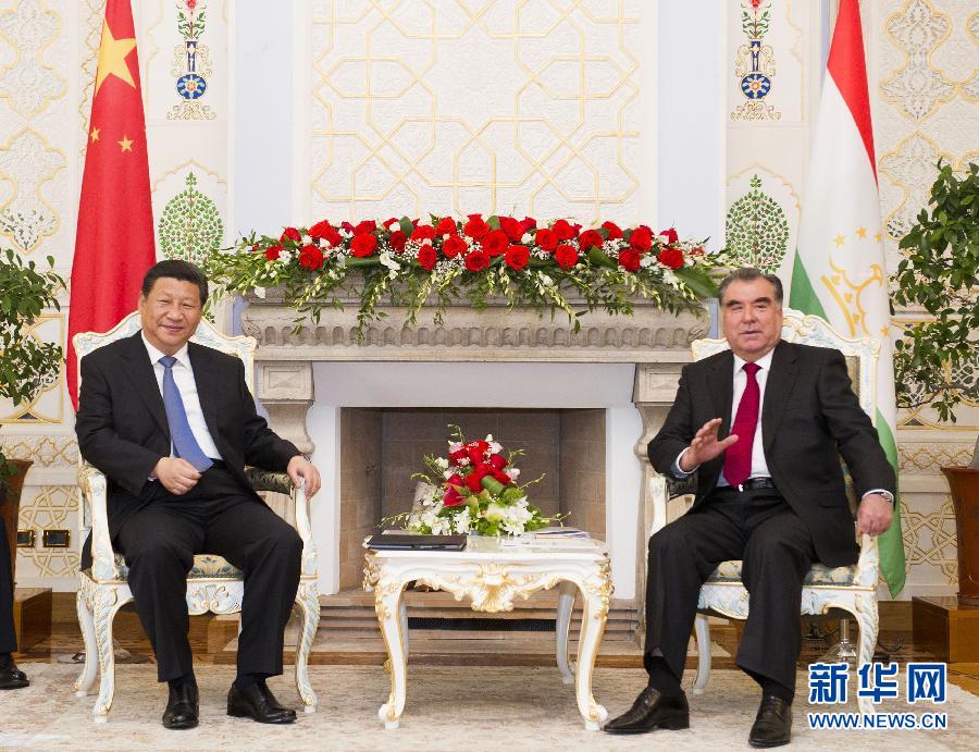 9月13日，國家主席習近平在杜尚別同塔吉克斯坦總統(tǒng)拉赫蒙舉行會談。 新華社記者黃敬文攝 