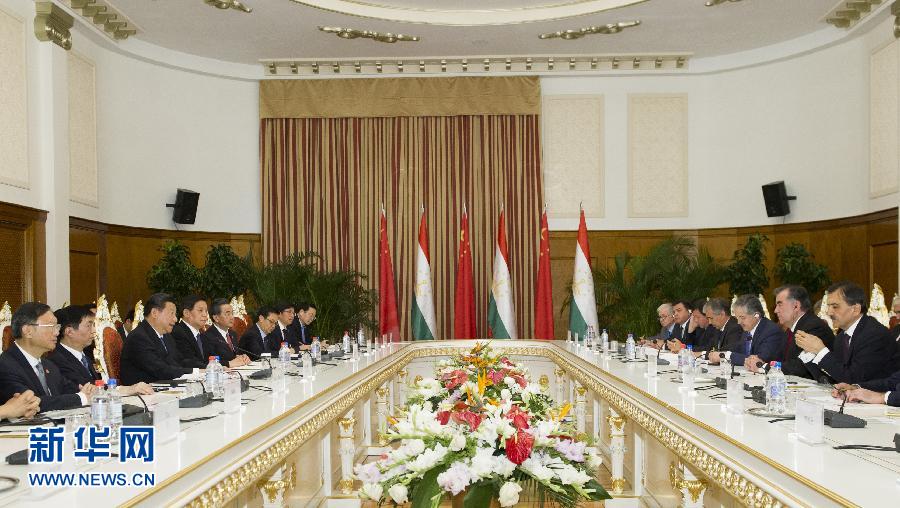 9月13日，國家主席習近平在杜尚別同塔吉克斯坦總統(tǒng)拉赫蒙舉行會談。 新華社記者謝環(huán)馳攝 