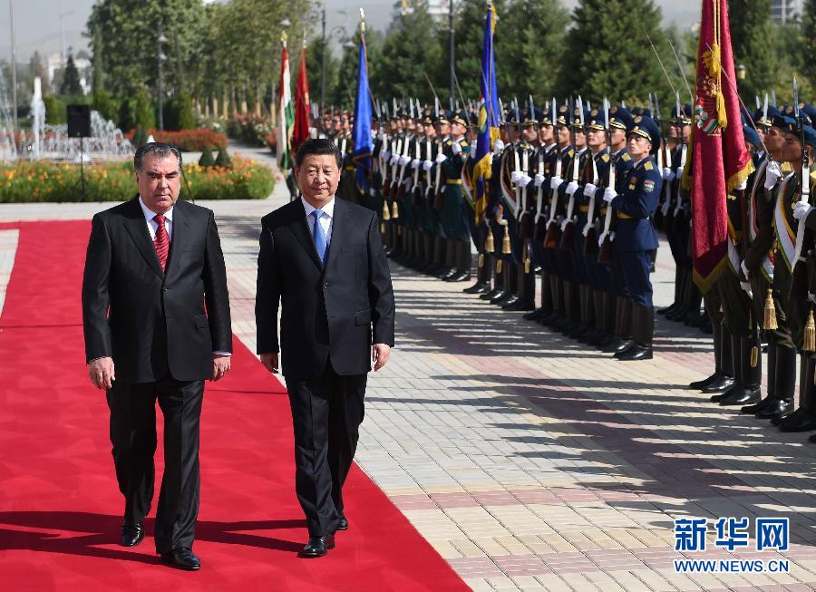 9月13日，國家主席習近平在杜尚別同塔吉克斯坦總統(tǒng)拉赫蒙舉行會談。會談前，拉赫蒙在民族宮前廣場為習近平舉行隆重的歡迎儀式。新華社記者馬占成攝 