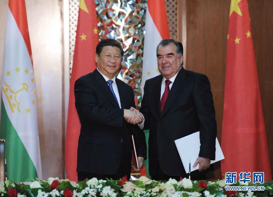9月13日，國(guó)家主席習(xí)近平和塔吉克斯坦總統(tǒng)拉赫蒙在杜尚別共同簽署《中塔關(guān)于進(jìn)一步發(fā)展和深化戰(zhàn)略伙伴關(guān)系的聯(lián)合宣言》。新華社記者謝環(huán)馳攝 