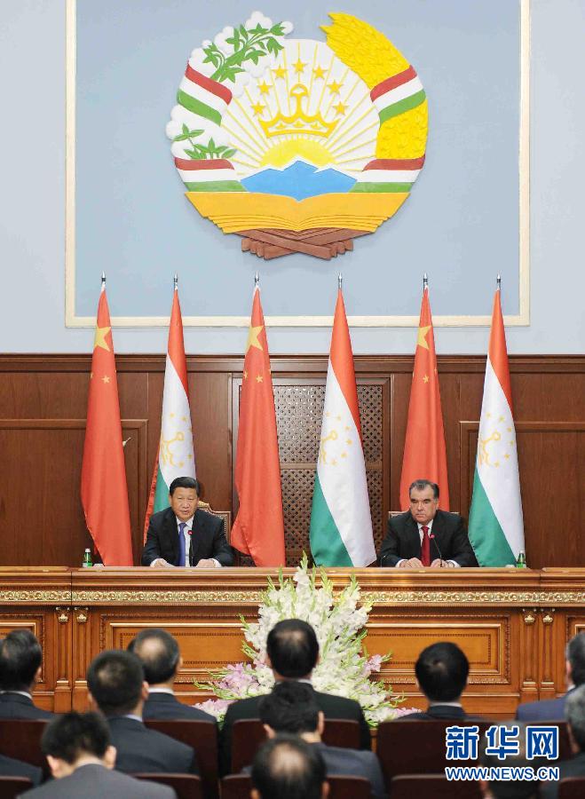 9月13日，國(guó)家主席習(xí)近平同塔吉克斯坦總統(tǒng)拉赫蒙在杜尚別共同會(huì)見記者。 新華社記者謝環(huán)馳攝