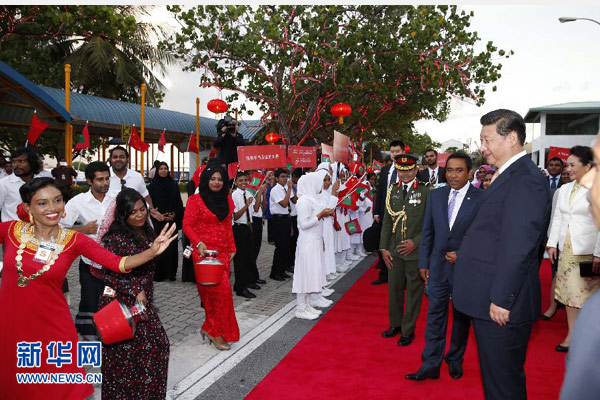 9月14日，國家主席習(xí)近平抵達(dá)馬累，開始對馬爾代夫進(jìn)行國事訪問。習(xí)近平和夫人彭麗媛在機(jī)場受到馬爾代夫總統(tǒng)亞明夫婦的熱情迎接。 新華社記者 鞠鵬 攝