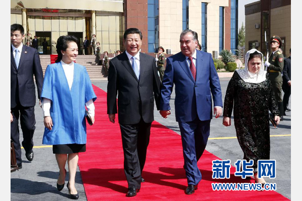 9月14日，國家主席習(xí)近平結(jié)束對塔吉克斯坦的國事訪問，乘坐專機(jī)離開杜尚別。拉赫蒙總統(tǒng)夫婦專程到機(jī)場為習(xí)近平和夫人彭麗媛送行。新華社記者 鞠鵬 攝 