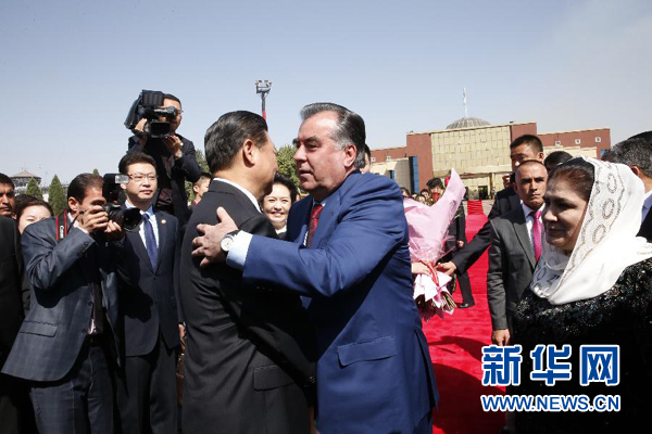 9月14日，國家主席習(xí)近平結(jié)束對塔吉克斯坦的國事訪問，乘坐專機(jī)離開杜尚別。拉赫蒙總統(tǒng)夫婦專程到機(jī)場為習(xí)近平和夫人彭麗媛送行。新華社記者 鞠鵬 攝 