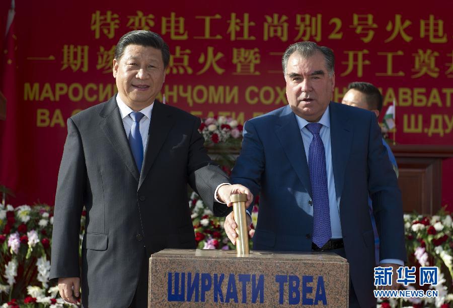 9月13日，國家主席習近平和塔吉克斯坦總統(tǒng)拉赫蒙在杜尚別共同出席中塔兩國重大合作項目——杜尚別2號熱電廠一期工程竣工儀式、二期工程開工儀式。這是習近平和拉赫蒙一同將裝有兩國元首簽名二期工程奠基紀念頁的金色金屬管放入水泥墩中。 新華社記者黃敬文攝 