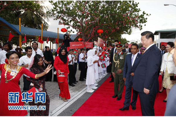  9月14日，國(guó)家主席習(xí)近平抵達(dá)馬累，開始對(duì)馬爾代夫進(jìn)行國(guó)事訪問(wèn)。習(xí)近平和夫人彭麗媛在機(jī)場(chǎng)受到馬爾代夫總統(tǒng)亞明夫婦的熱情迎接。新華社記者 鞠鵬 攝 