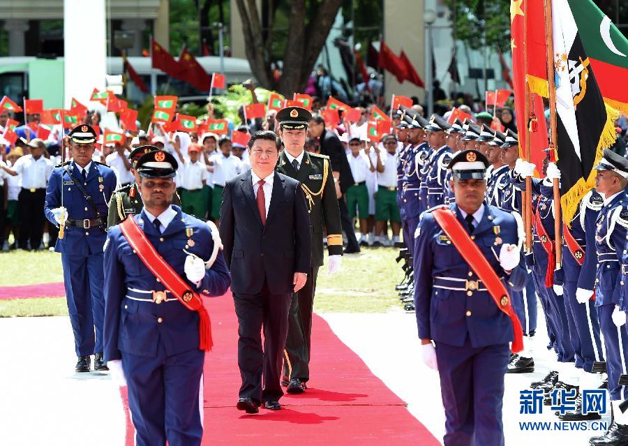 9月15日，國(guó)家主席習(xí)近平同馬爾代夫總統(tǒng)亞明在馬累舉行會(huì)談。會(huì)談前，亞明在共和國(guó)廣場(chǎng)為習(xí)近平舉行歡迎儀式。 新華社記者 馬占成 攝 