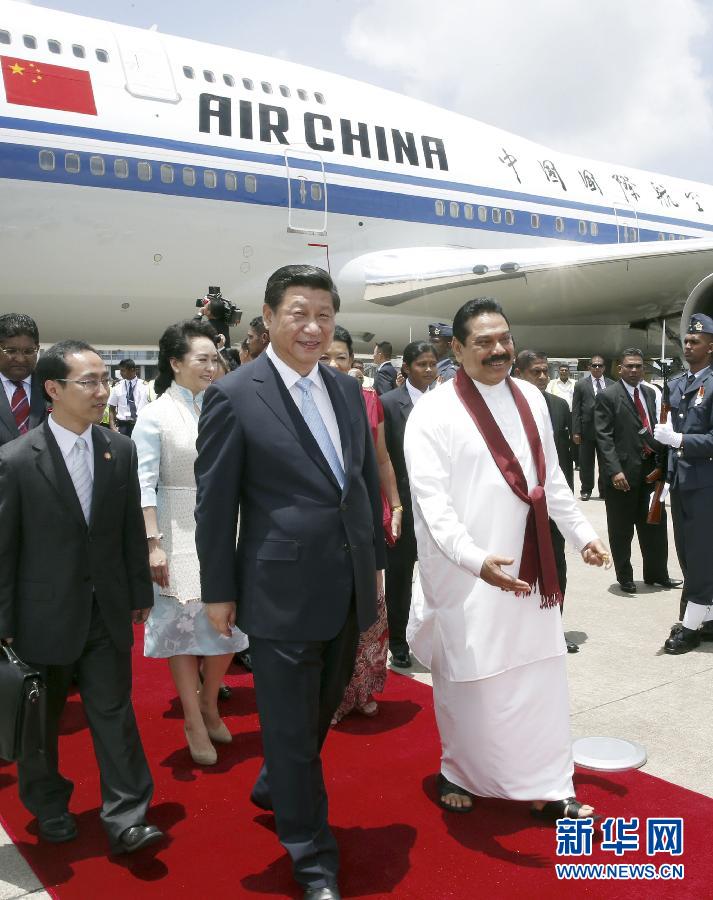 9月16日，國家主席習(xí)近平抵達(dá)科倫坡，開始對斯里蘭卡進(jìn)行國事訪問。在班達(dá)拉奈克國際機(jī)場，習(xí)近平和夫人彭麗媛受到拉賈帕克薩總統(tǒng)夫婦熱情迎接。新華社記者鞠鵬攝 