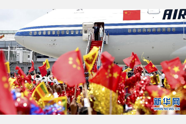 9月16日，國家主席習(xí)近平抵達(dá)科倫坡，開始對斯里蘭卡進(jìn)行國事訪問。這是習(xí)近平和夫人彭麗媛向歡迎群眾揮手致意。 新華社記者馬占成攝 