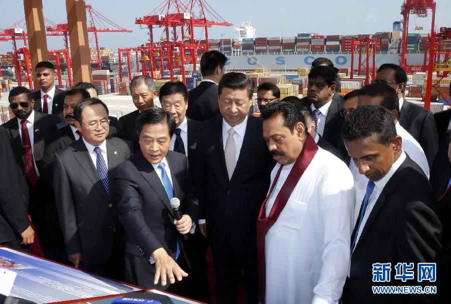 9月17日，國家主席習(xí)近平在斯里蘭卡總統(tǒng)拉賈帕克薩陪同下，考察中斯重要合作項(xiàng)目——科倫坡港南集裝箱碼頭。 新華社記者 鞠鵬 攝