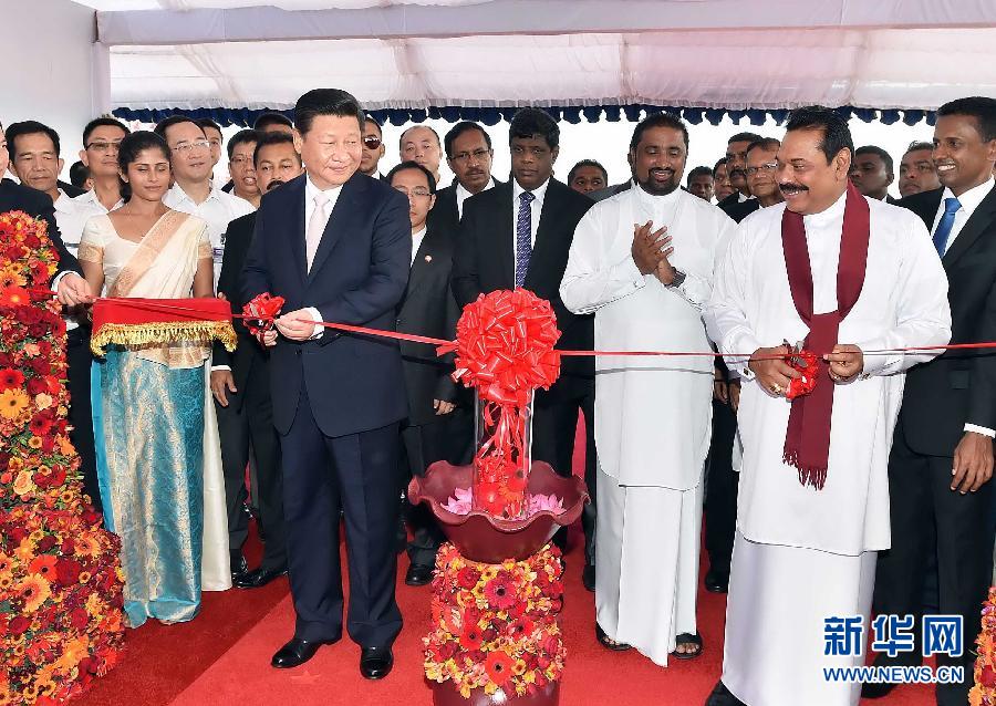 9月17日，國家主席習(xí)近平在斯里蘭卡總統(tǒng)拉賈帕克薩陪同下考察中斯港口合作項(xiàng)目。這是習(xí)近平和拉賈帕克薩為港口城開工剪彩。 新華社記者李濤 攝