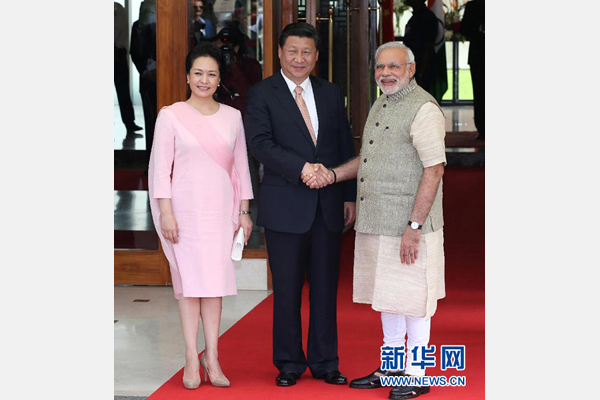 9月17日，國(guó)家主席習(xí)近平在古吉拉特邦艾哈邁達(dá)巴德會(huì)見(jiàn)印度總理莫迪。這是會(huì)見(jiàn)前，莫迪在習(xí)近平下榻的賓館前迎接習(xí)近平和夫人彭麗媛。 新華社記者 龐興雷 攝