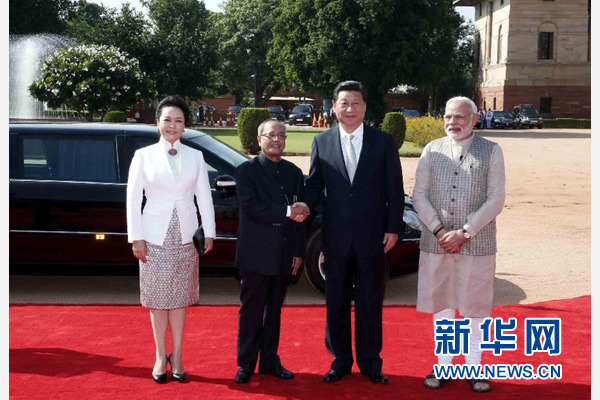 9月18日，國家主席習近平出席印度總統(tǒng)慕克吉在總統(tǒng)府舉行的隆重歡迎儀式。這是儀式前，習近平與慕克吉親切握手。 新華社記者 鞠鵬 攝