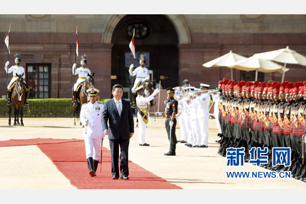 9月18日，國家主席習近平出席印度總統(tǒng)慕克吉在總統(tǒng)府舉行的隆重歡迎儀式。 新華社記者 張鐸 攝