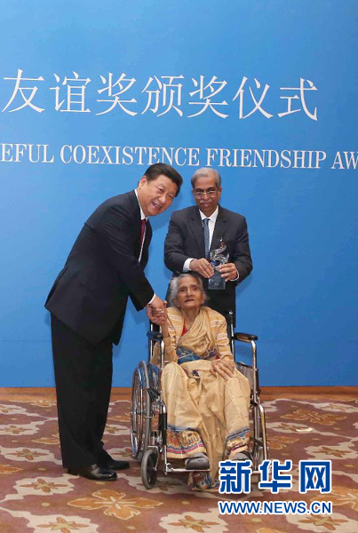 9月19日，國家主席習(xí)近平在新德里會見印度友好人士、友好團(tuán)體代表，并頒發(fā)和平共處五項原則友誼獎，表彰他們長期致力于中印友好事業(yè)。新華社記者龐興雷攝 