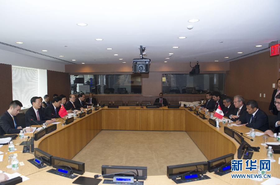 9月23日，出席聯(lián)合國氣候峰會的國家主席習(xí)近平特使、國務(wù)院副總理張高麗在紐約聯(lián)合國總部會見秘魯總統(tǒng)烏馬拉。 新華社記者 王曄 攝 