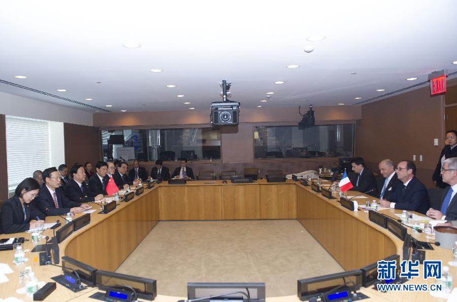 9月23日，出席聯(lián)合國(guó)氣候峰會(huì)的國(guó)家主席習(xí)近平特使、國(guó)務(wù)院副總理張高麗在紐約聯(lián)合國(guó)總部會(huì)見(jiàn)法國(guó)總統(tǒng)奧朗德。 新華社記者 王曄 攝