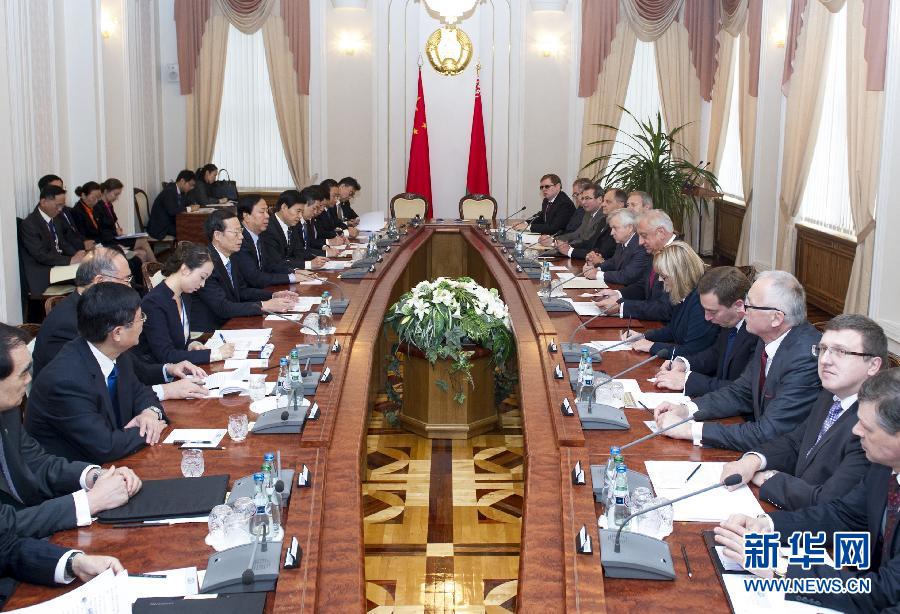  9月27日，應邀訪問白俄羅斯的國務院副總理張高麗在明斯克同白俄羅斯總理米亞斯尼科維奇舉行會談。 新華社記者王曄攝