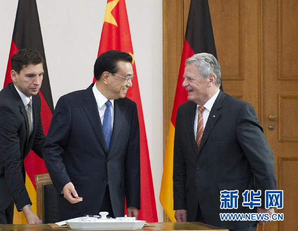 10月10日，國務(wù)院總理李克強(qiáng)在柏林會見德國總統(tǒng)高克。這是李克強(qiáng)總理與高克總統(tǒng)親切交談。 新華社記者 王曄 攝 