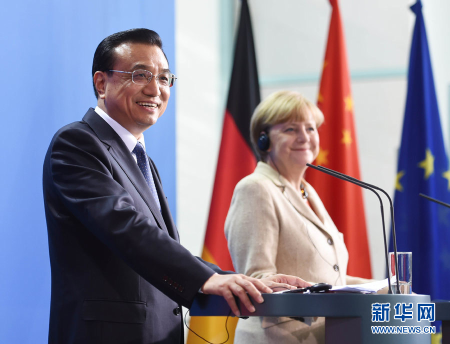 10月10日，國(guó)務(wù)院總理李克強(qiáng)在柏林與德國(guó)總理默克爾圓滿結(jié)束第三輪中德政府磋商后共同會(huì)見記者。 新華社記者 李學(xué)仁 攝 