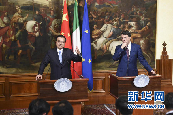 10月14日，國務(wù)院總理李克強(qiáng)在羅馬與意大利總理倫齊舉行會(huì)談后共同會(huì)見記者。 新華社記者 李學(xué)仁 攝