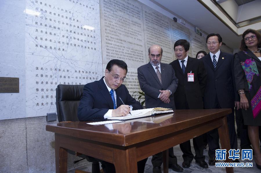 10月15日，中國國務院總理李克強在羅馬會見聯(lián)合國糧農組織總干事格拉齊亞諾。這是李克強抵達后在貴賓簿上簽字。 新華社記者 王曄 攝