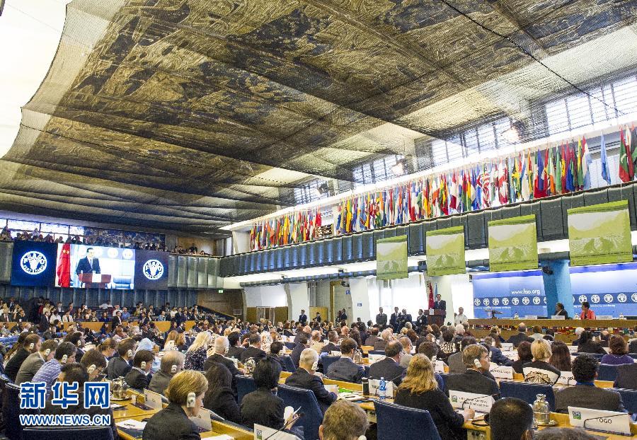 10月15日，中國(guó)國(guó)務(wù)院總理李克強(qiáng)在格拉齊亞諾總干事的陪同下在位于羅馬的聯(lián)合國(guó)糧農(nóng)組織總部發(fā)表演講。 新華社記者 王曄 攝 