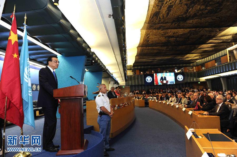 10月15日，中國(guó)國(guó)務(wù)院總理李克強(qiáng)在格拉齊亞諾總干事的陪同下在位于羅馬的聯(lián)合國(guó)糧農(nóng)組織總部發(fā)表演講。 新華社記者 饒愛(ài)民 攝 