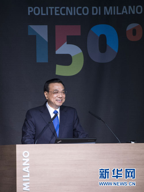 10月16日，中國國務(wù)院總理李克強(qiáng)在米蘭與意大利總理倫齊共同出席第五屆中意創(chuàng)新合作周大會(huì)并致辭。 新華社記者王曄攝