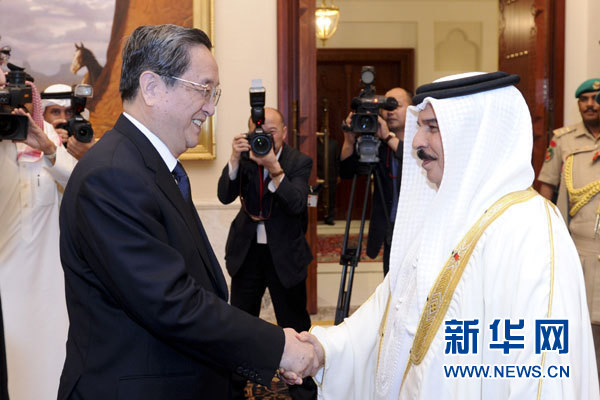 11月6日，正在巴林進(jìn)行正式友好訪問的全國政協(xié)主席俞正聲在麥納麥會(huì)見巴林國王哈馬德。 新華社記者 張鐸 攝