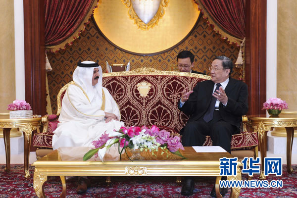 11月6日，正在巴林進(jìn)行正式友好訪問的全國政協(xié)主席俞正聲在麥納麥會(huì)見巴林國王哈馬德。 新華社記者 張鐸 攝