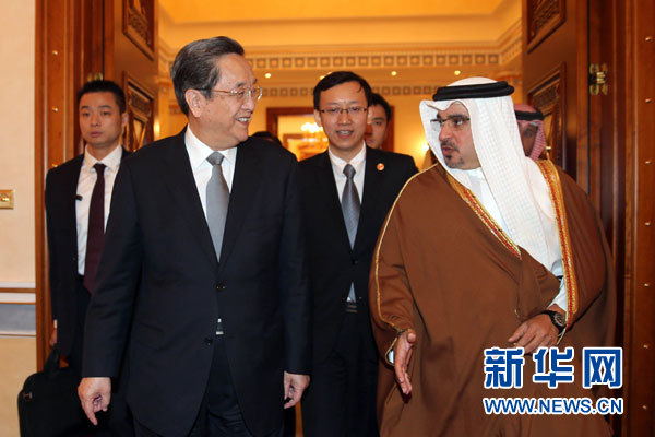 11月6日，正在巴林進(jìn)行正式友好訪問的全國政協(xié)主席俞正聲在麥納麥會(huì)見巴林王儲(chǔ)薩勒曼。 新華社記者劉衛(wèi)兵攝