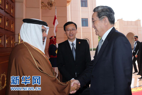 11月6日，正在巴林進(jìn)行正式友好訪問的全國政協(xié)主席俞正聲在麥納麥會(huì)見巴林王儲(chǔ)薩勒曼。 新華社記者劉衛(wèi)兵攝
