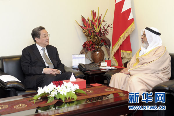 11月6日，正在巴林進(jìn)行正式友好訪問的全國政協(xié)主席俞正聲在麥納麥會(huì)見巴林國民議會(huì)議長兼眾議長扎赫拉尼。 新華社記者 張鐸 攝