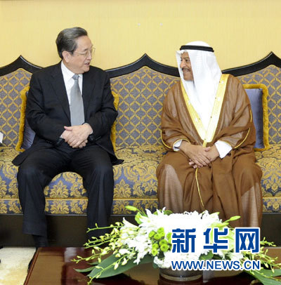 11月6日，正在巴林進(jìn)行正式友好訪問的全國政協(xié)主席俞正聲在麥納麥與巴林協(xié)商會(huì)議主席阿里舉行會(huì)談。 新華社記者 張鐸 攝