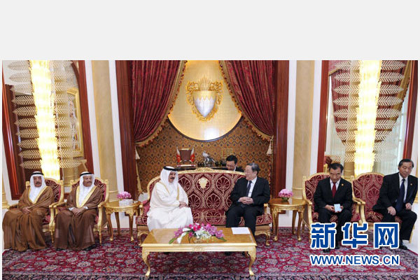 11月6日，正在巴林進(jìn)行正式友好訪問的全國政協(xié)主席俞正聲在麥納麥會(huì)見巴林國王哈馬德。 新華社記者 張鐸 攝